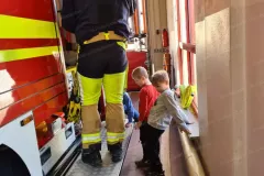 2025-03-18_Kindergarten-Gluecksbaerchen_Feuerwehrbesuch-02
