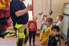 2025-03-18_Kindergarten-Gluecksbaerchen_Feuerwehrbesuch-03