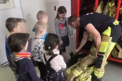 2025-03-18_Kindergarten-Gluecksbaerchen_Feuerwehrbesuch-06