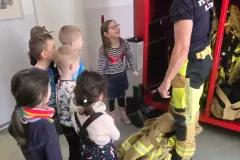2025-03-18_Kindergarten-Gluecksbaerchen_Feuerwehrbesuch-07