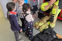 2025-03-18_Kindergarten-Gluecksbaerchen_Feuerwehrbesuch-08
