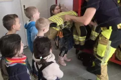 2025-03-18_Kindergarten-Gluecksbaerchen_Feuerwehrbesuch-09