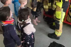 2025-03-18_Kindergarten-Gluecksbaerchen_Feuerwehrbesuch-10