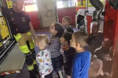 2025-03-18_Kindergarten-Gluecksbaerchen_Feuerwehrbesuch-17