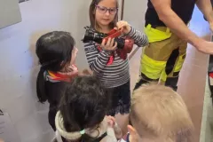 2025-03-18_Kindergarten-Gluecksbaerchen_Feuerwehrbesuch-19