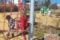 2025-03-21_Kindergarten-Gluecksbaerchen_Ausflug_Spielplatz-07