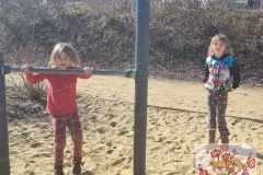 2025-03-21_Kindergarten-Gluecksbaerchen_Ausflug_Spielplatz-08
