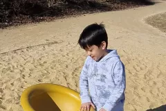 2025-03-21_Kindergarten-Gluecksbaerchen_Ausflug_Spielplatz-23