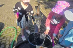 2025_Wasserspiele-im-Sommer-im-Kindergarten-Gluecksbaerchen-04